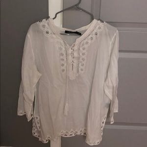 Cute white long sleeve top w/ some design